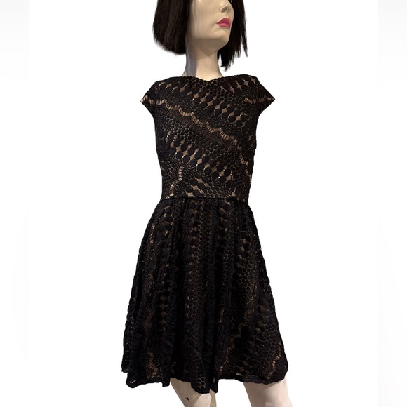 BETSEY JOHNSON Lace dress - Picture 2 of 7